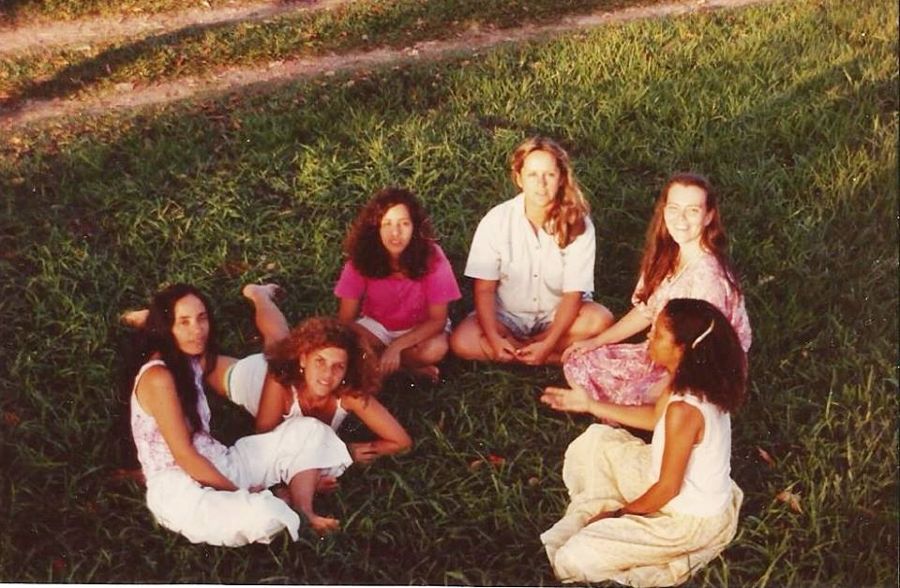 Mulheres da comunidade Terra Mirim sentadas em roda no gramado