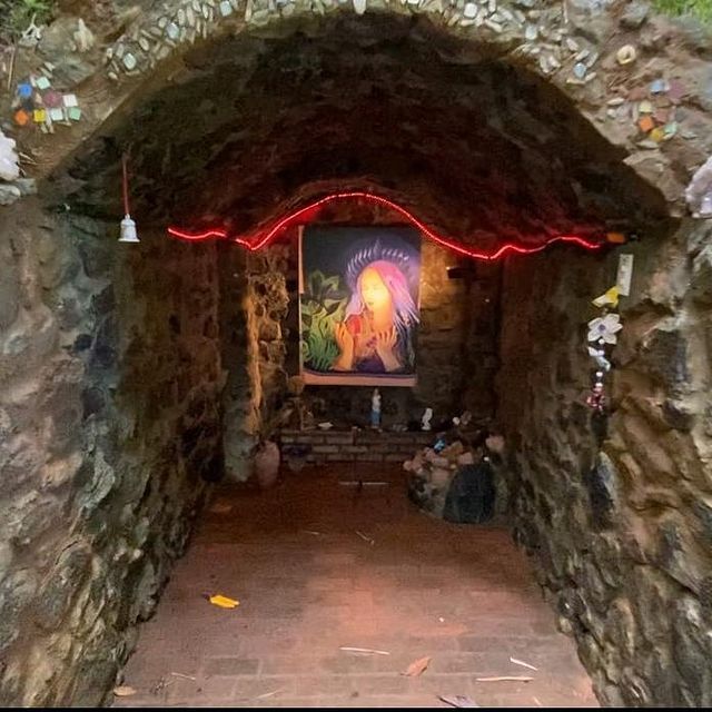 Templo de pedra com imagem da Grande Mãe